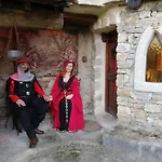 Medievale, L'epee Du Roi Artur Avec Escape Game Bed & Breakfast Servas (Gard)