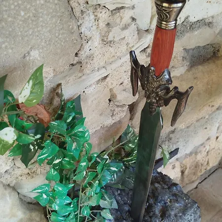 فندق مبيت وإفطار Medievale, L'epee Du Roi Artur Avec Escape Game