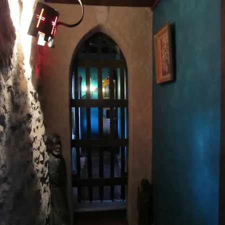 Medievale, L'epee Du Roi Artur Avec Escape Game Bed & Breakfast Servas (Gard)